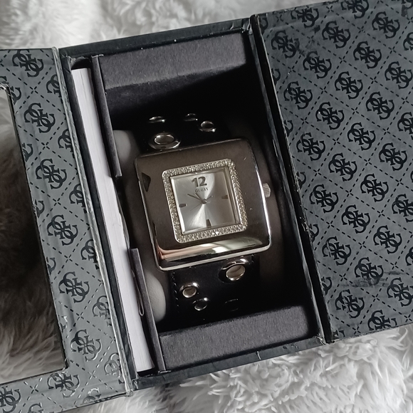 Woman's Guess Watch - Picture 15 of 16